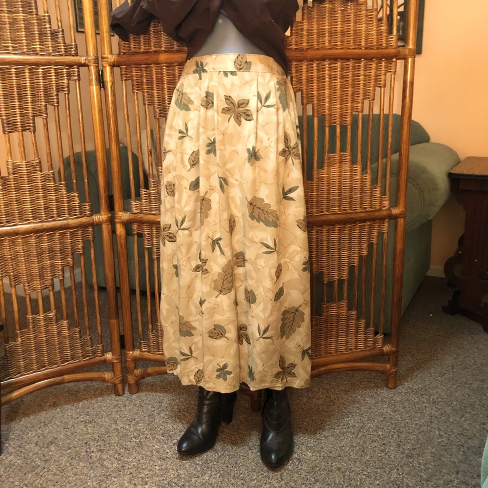 Sag Harbor “Fall Print” Skirt. Size: med